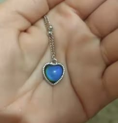 Customer photo review of Collar Corazón Cambia Color