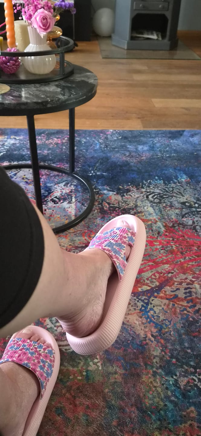 Customer photo review of HappyFlops Botanics