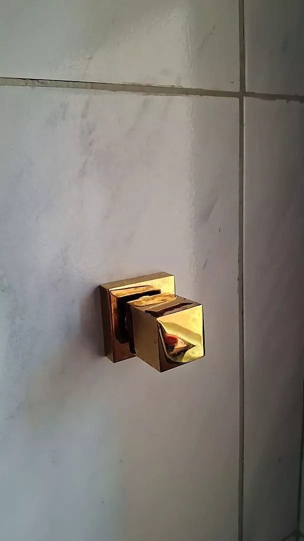 Customer photo review of Acabamento Quadrado Para Registro Chuveiro Pressão / Gaveta 1/2 e 3/4 Preto 100% Metal Padrão Deca