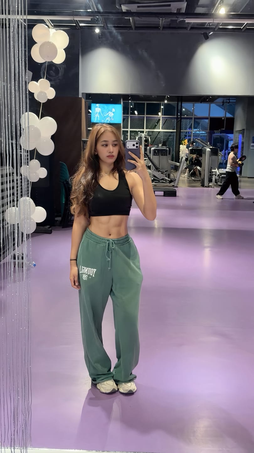 Customer photo review of W2213 - OTG Straight Leg Joggers
