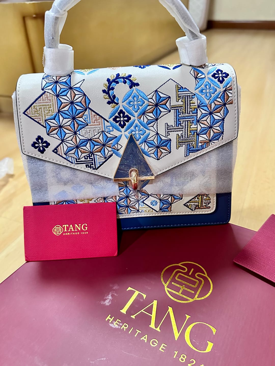 Customer photo review of Tang Red 24 Embroidered Suozi Pattern Top-Handle Bag
