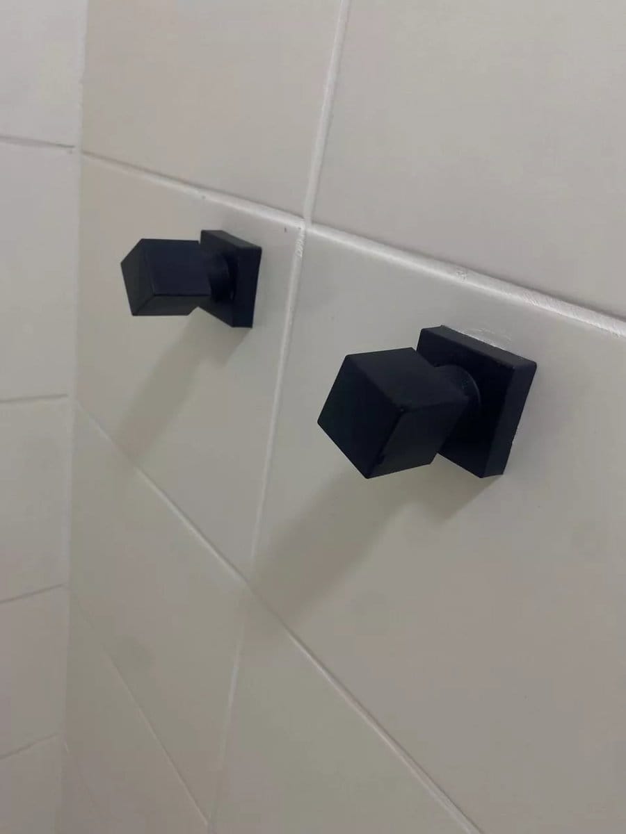 Customer photo review of Acabamento Quadrado Para Registro Chuveiro Pressão / Gaveta 1/2 e 3/4 Preto 100% Metal Padrão Deca