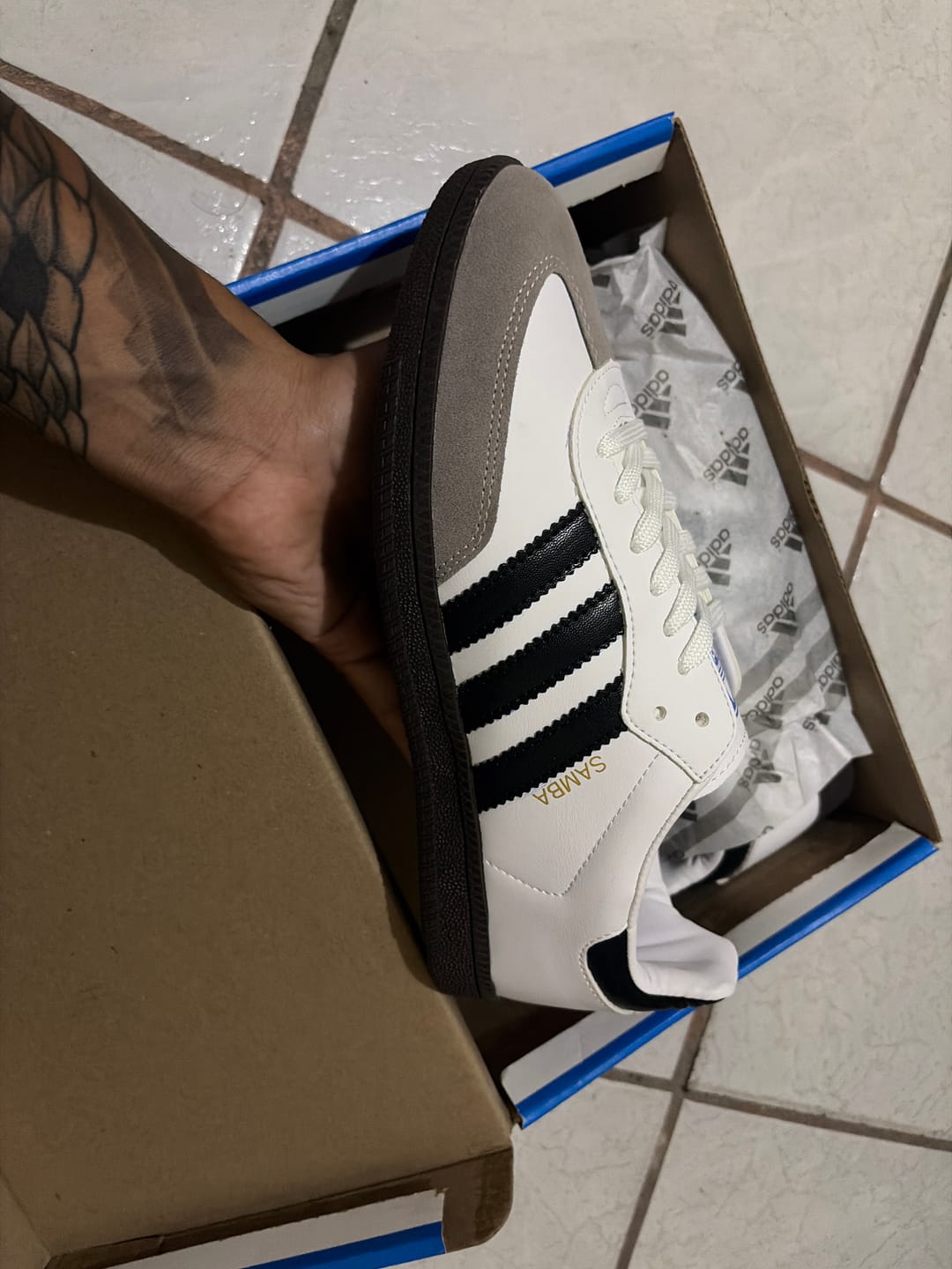 Customer photo review of Tenis Smb Blanco Negro Gris