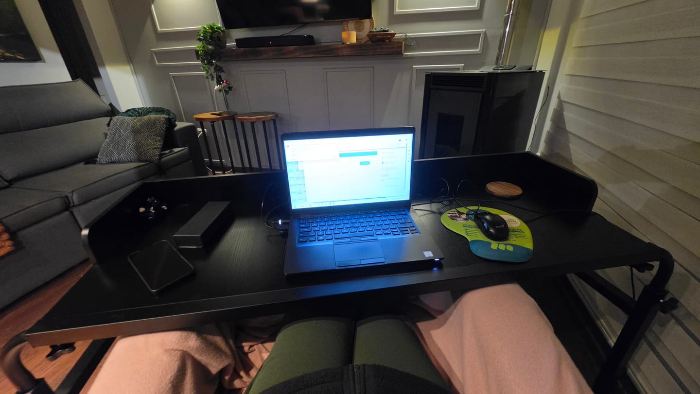 Customer photo review of Mesa Portátil Ajustable Ideal para Trabajar y Estudiar