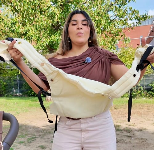 Customer's Mochila de Porteo Ergonómica HUG Beige, mostrando el diseño ergonómico de la mochila de algodón al aire libre