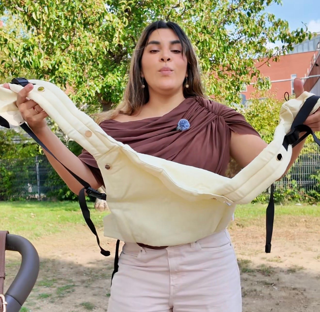Customer photo review of Mochila de Porteo Ergonómica HUG Beige | Nenina & Co