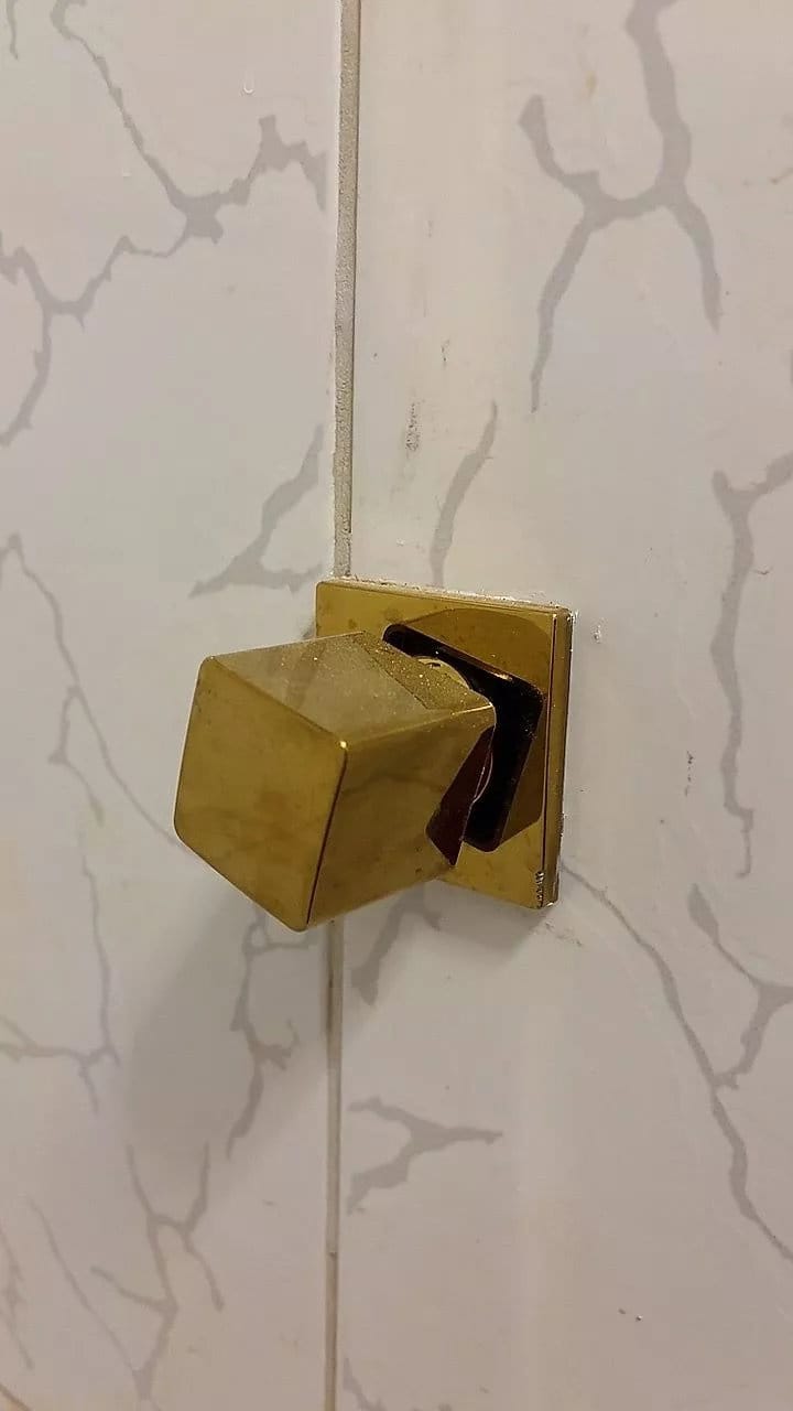 Customer photo review of Acabamento Quadrado Para Registro Chuveiro Pressão / Gaveta 1/2 e 3/4 Preto 100% Metal Padrão Deca