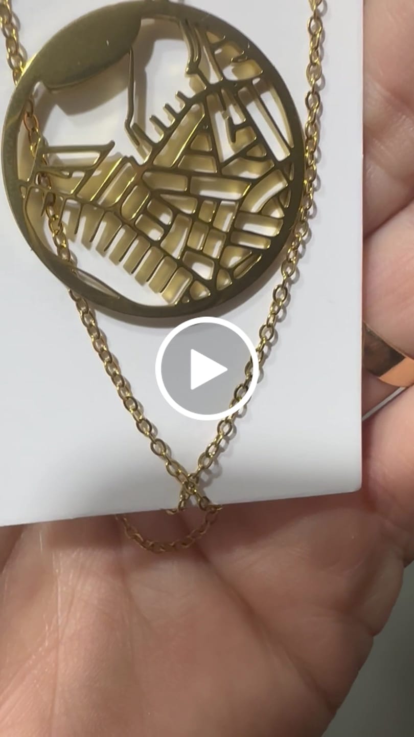 Customer video review of Collar personalizado con mapa