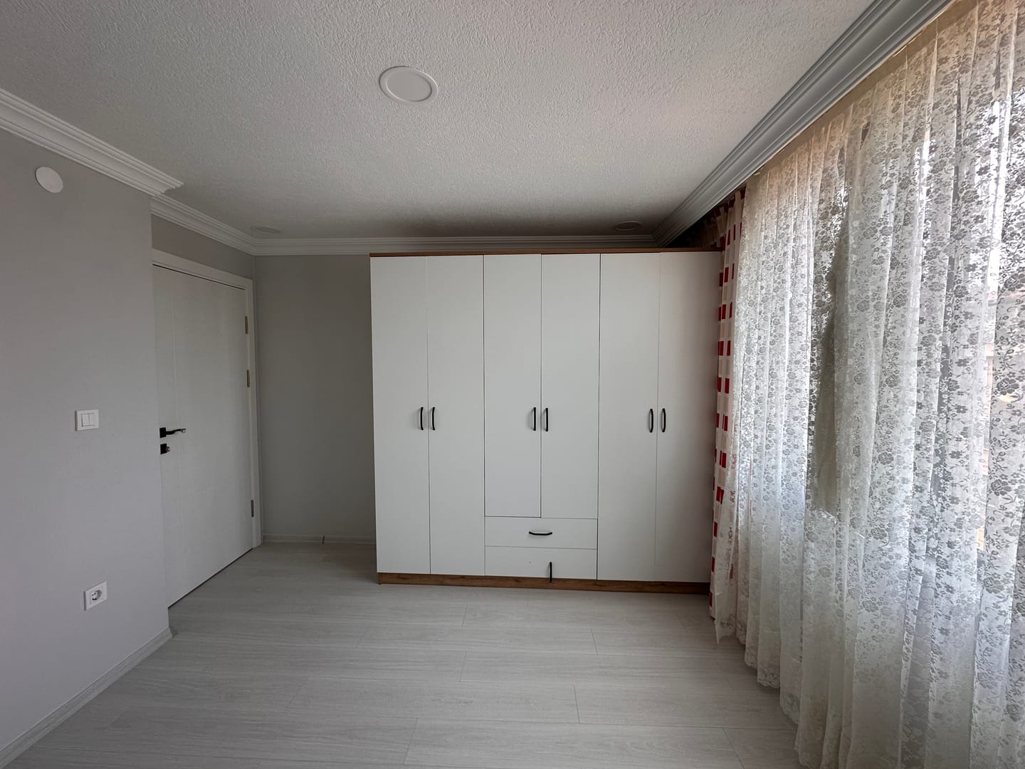 Customer photo review of Rani BA111 Geniş Gardırop Elbise Dolabı 6 Kapaklı 2 Çekmeceli 5 Raflı 3 Askılı Sepet Ceviz - Beyaz