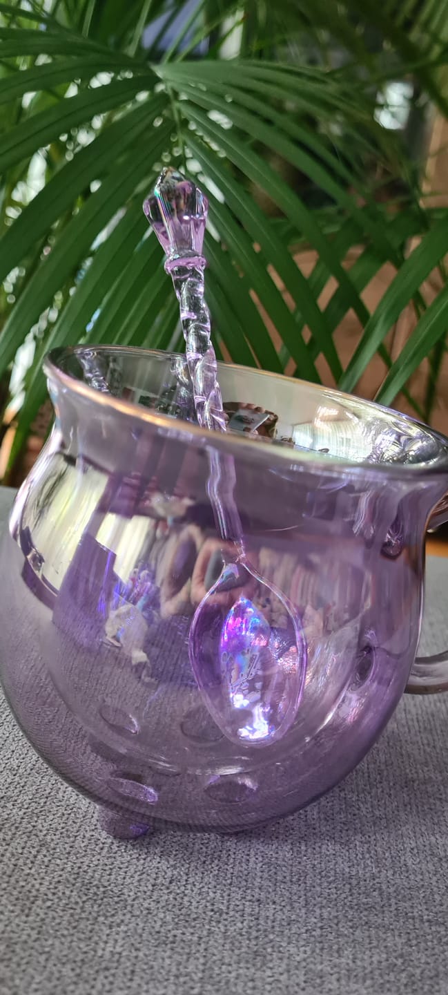 Customer photo review of Doppelwandige Hexenkessel-Tasse aus lila Glas mit Löffel