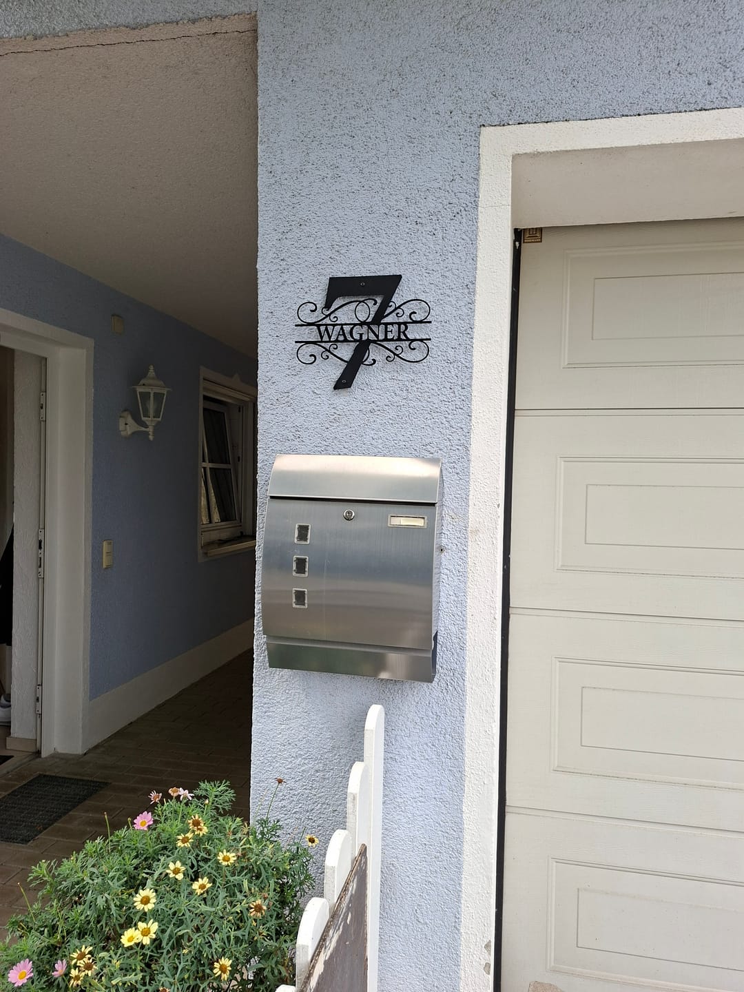 Customer photo review of Hausnummer-Türschild Ornamental Style mit Familiennamen (personalisierbar)