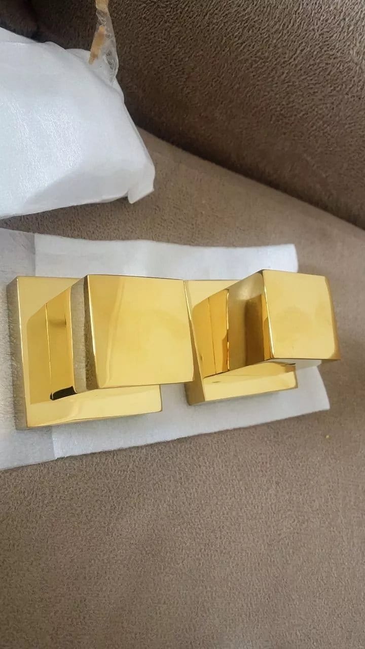Customer photo review of Acabamento Quadrado Para Registro Chuveiro Pressão / Gaveta 1/2 e 3/4 Preto 100% Metal Padrão Deca