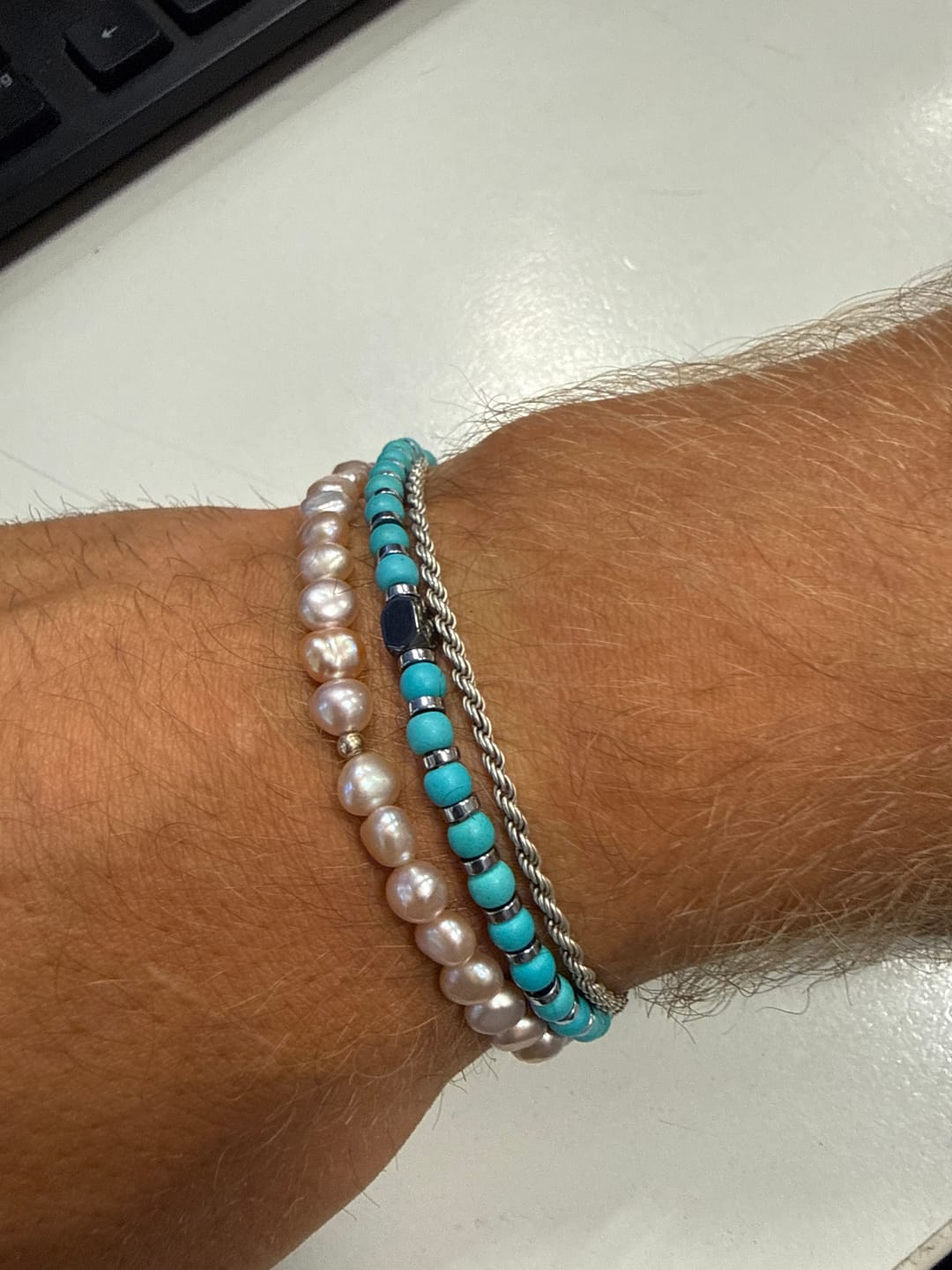 Customer photo review of Olivenorma Armband aus natürlichen Hämatit- und Türkisperlen