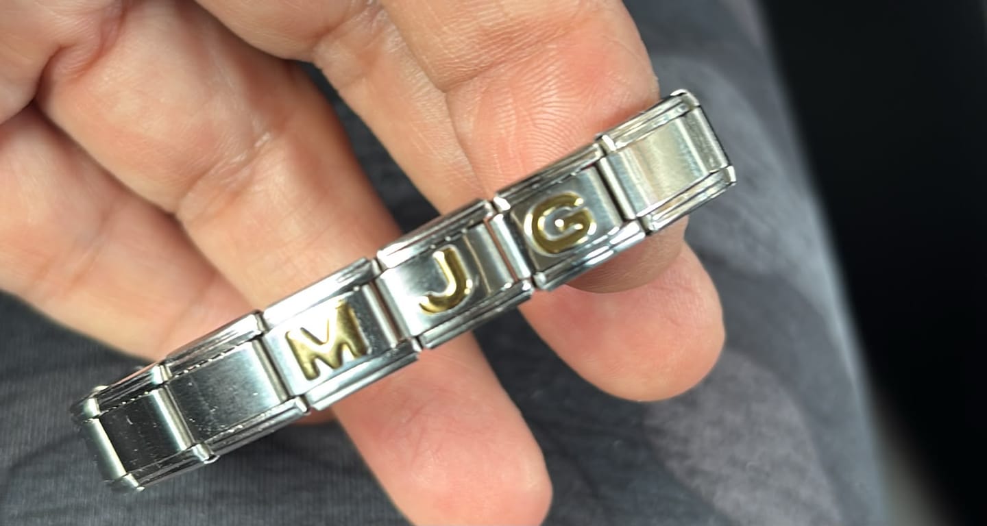 Customer photo review of Charm Inicial Dorada