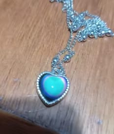 Customer photo review of Collar Corazón Cambia Color
