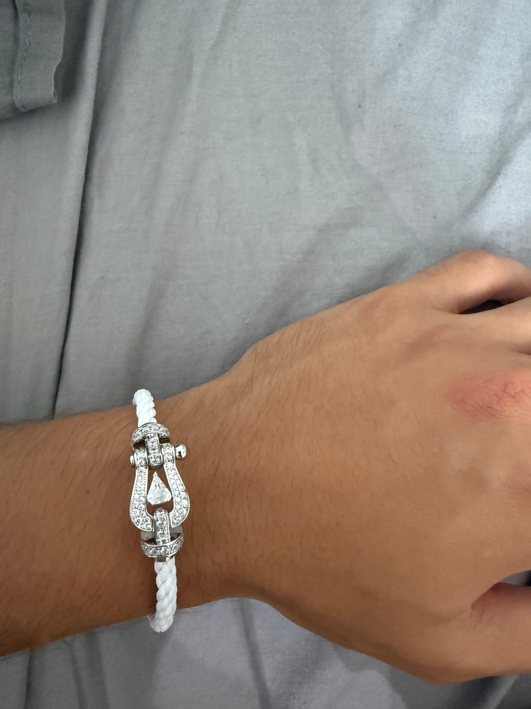 Customer photo review of צמיד יוקרתי עם רצועת חבל לבנה ואבזם בגוון כסף משובץ זירקונים נוצצים ואבן מרכזית 0.5 קראט — JEWELLUXE™