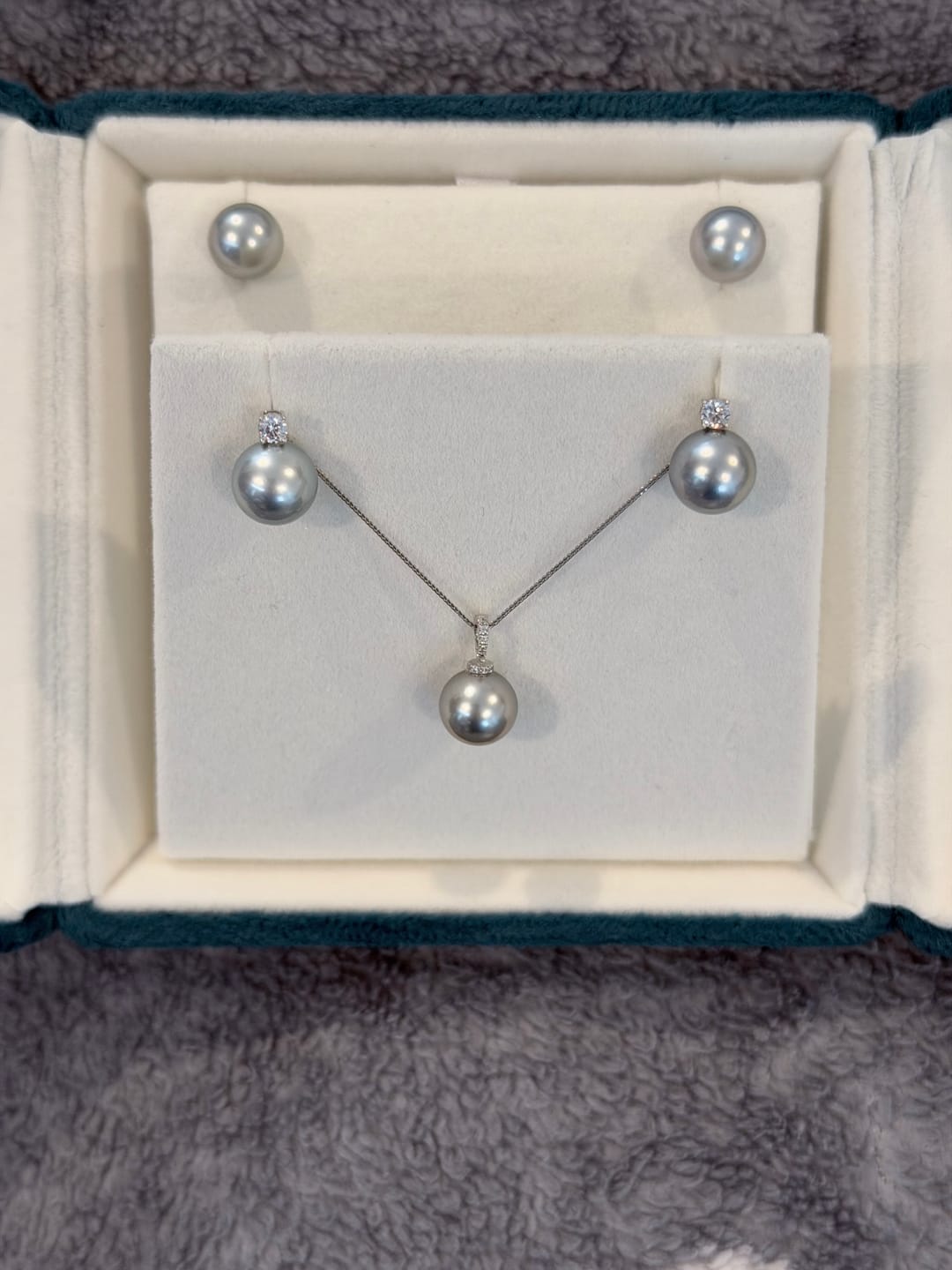 Customer photo review of [Fine Jewelry] Tahitian Platinum Gray Pearl PT900 Enhancer Pendant