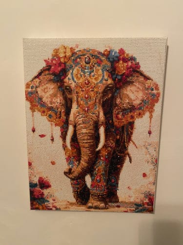 Kundenbild des fertiggestellten Eleganter Elefant Diamond Paintings an einer Wand.