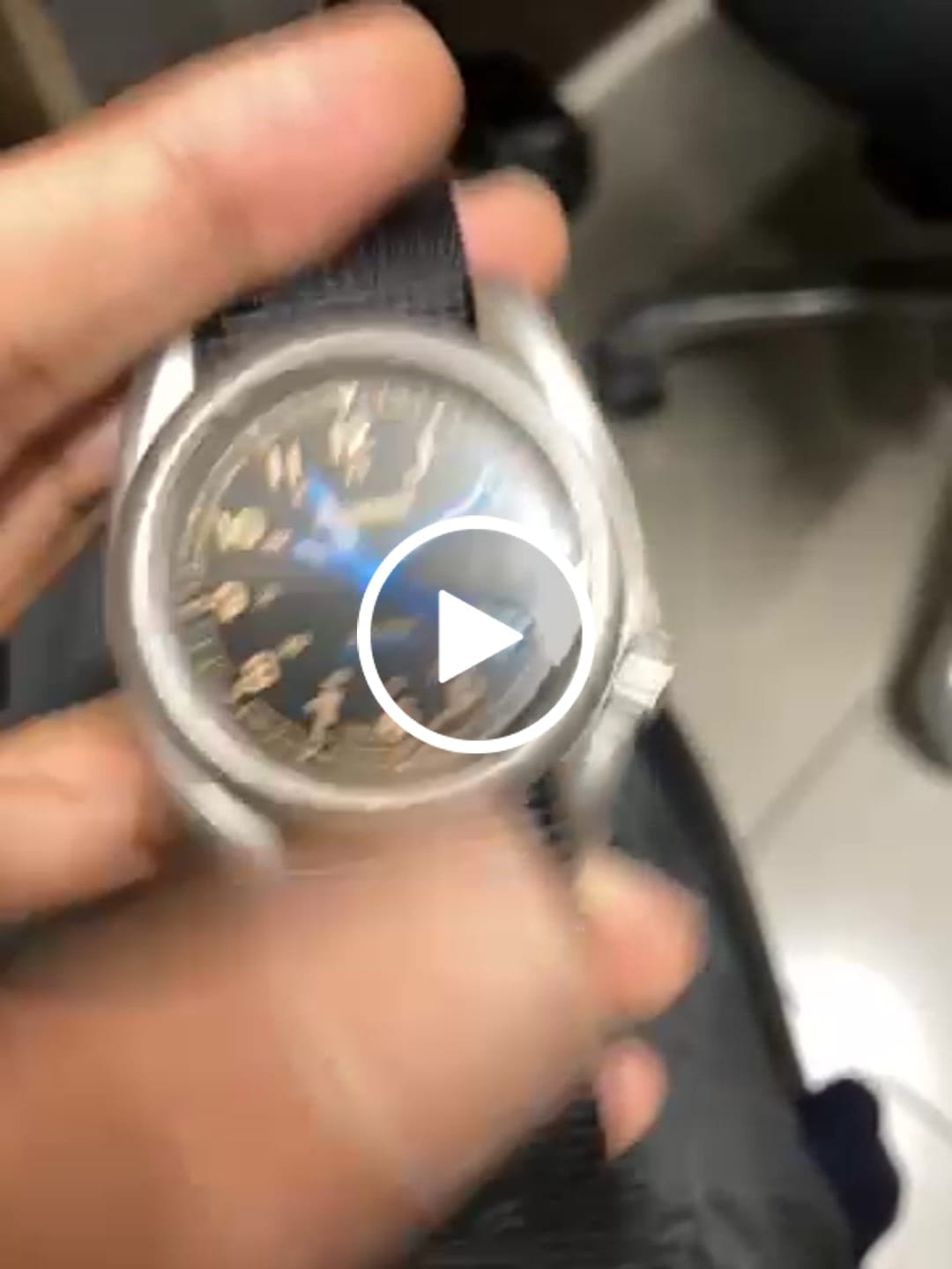 Customer video review of VOYAGER - 100M Waterproof Titanium Automatic Field Watch | Vintage Noir-bracelet