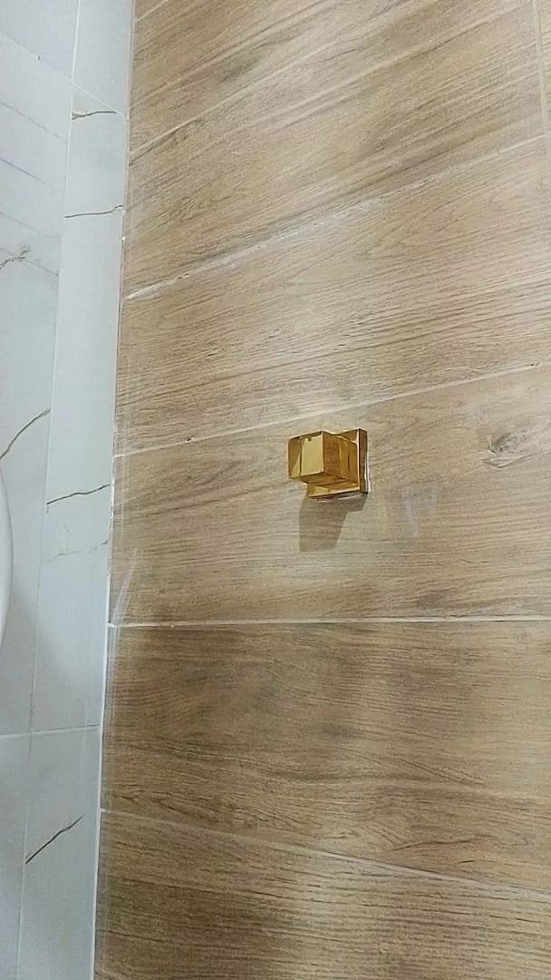 Customer photo review of Acabamento Quadrado Para Registro Chuveiro Pressão / Gaveta 1/2 e 3/4 Preto 100% Metal Padrão Deca