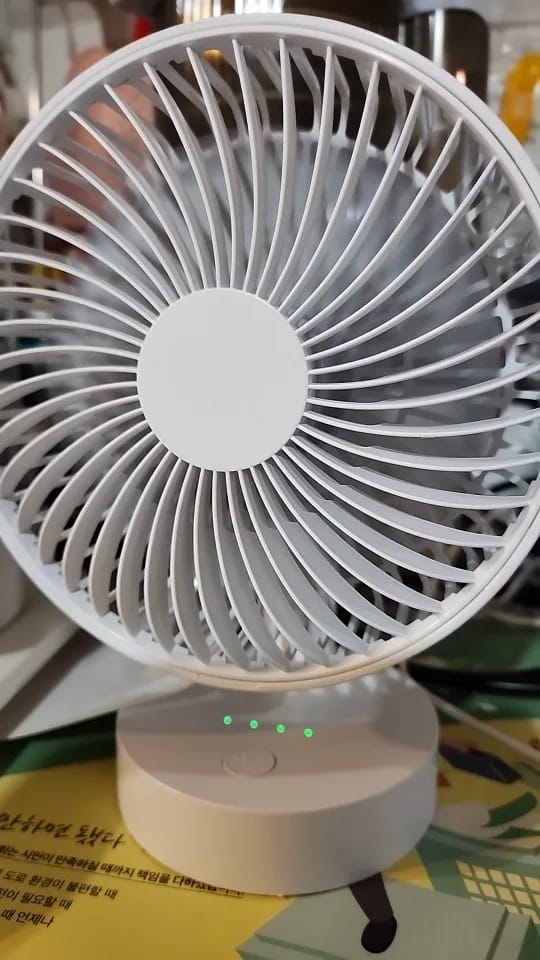 Customer photo review of USB Desktop Fan with Four Speeds and 5V Power for Table Use