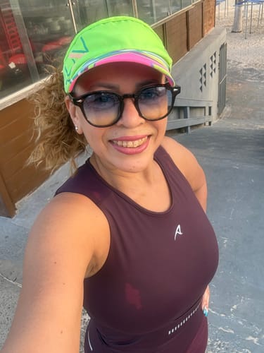 Customer's Óculos de Sol Milagres com armação escura e lentes amplas, sendo usados por uma pessoa ao ar livre.