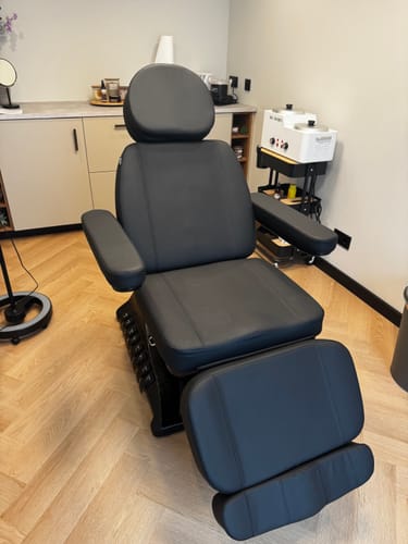 Customer's schwarze Luxoria PRO 5 Kosmetikliege, aufgestellt in einem Behandlungsraum.