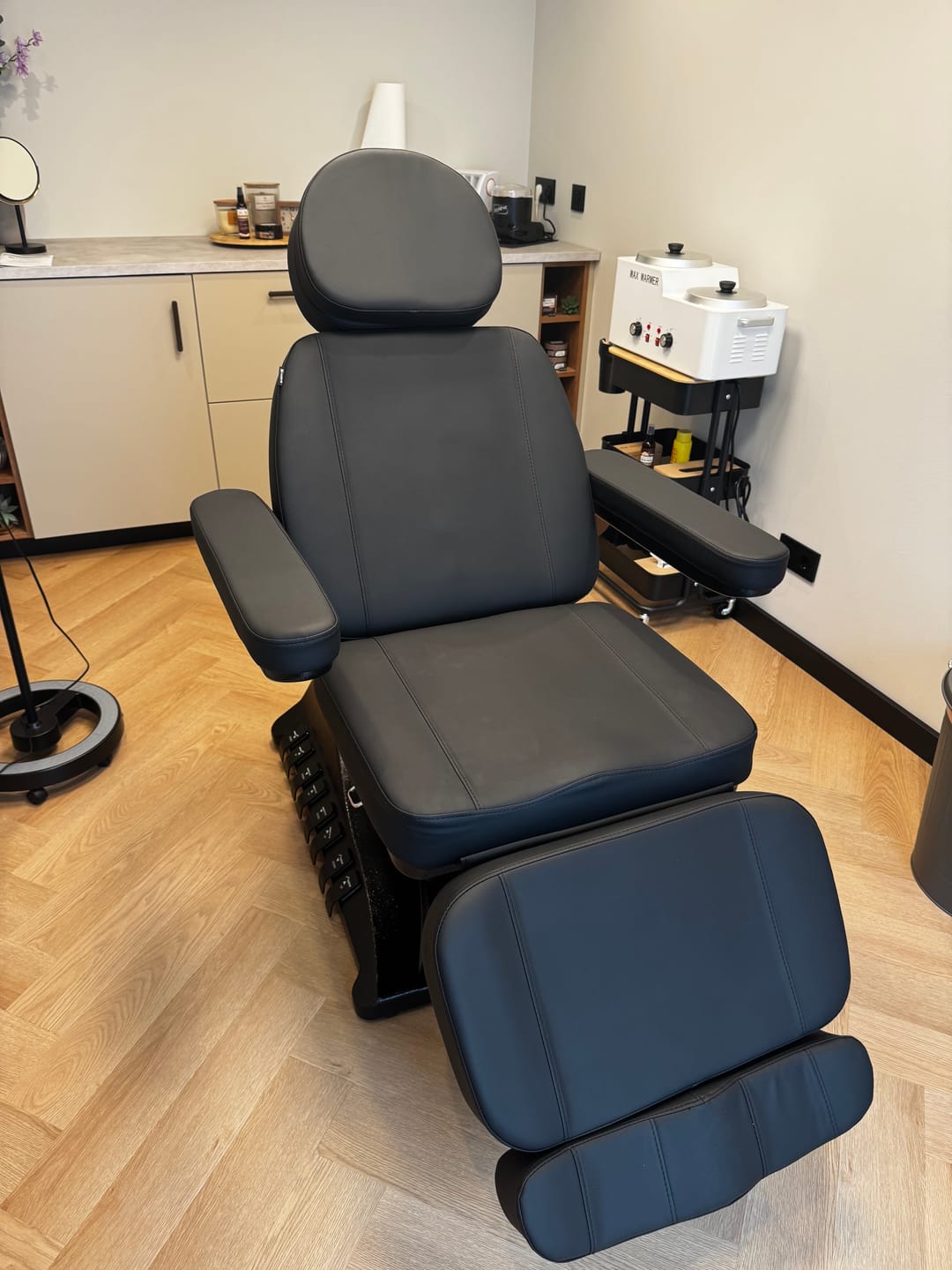 Customer photo review of Kosmetikliege Elektrisch | Luxoria PRO 5 | Kosmetiksessel mit elektrischer Verstellung | Schwarz