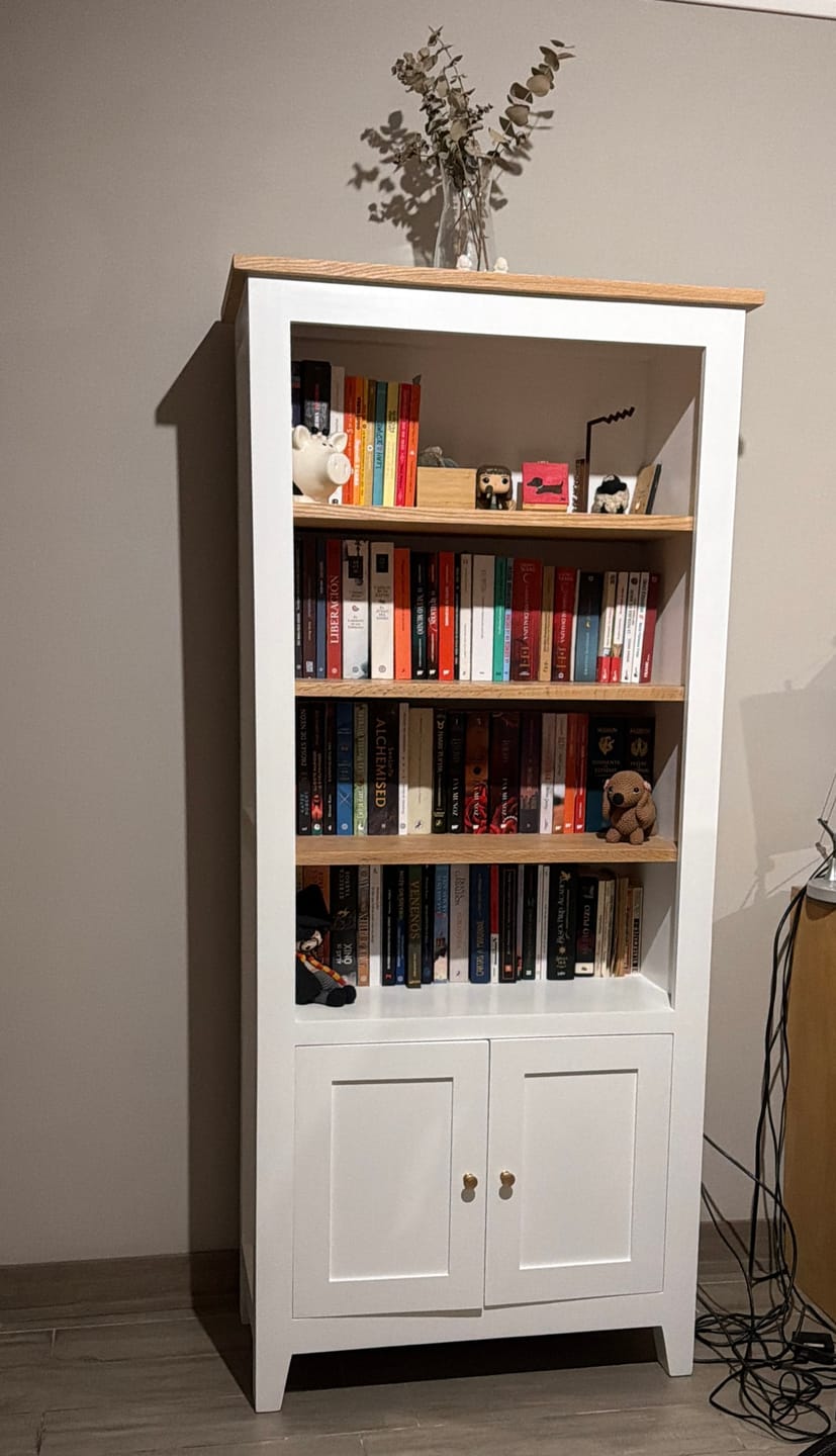 Customer photo review of Vitrina "Alaia" de Madera con Vidrio – Vitrina Artesanal de Pino