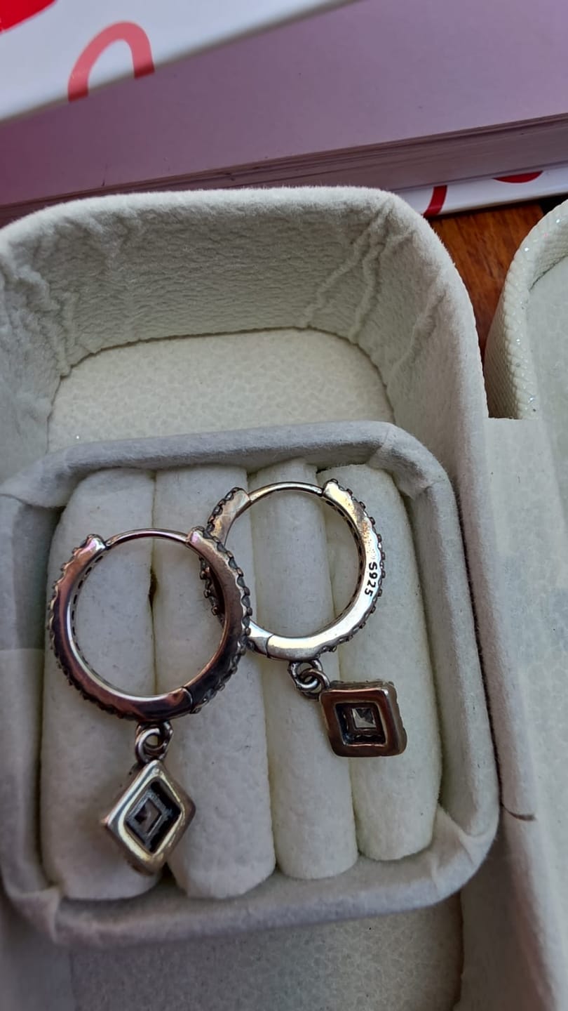 Customer photo review of Aretes Tiffani de Zirconias