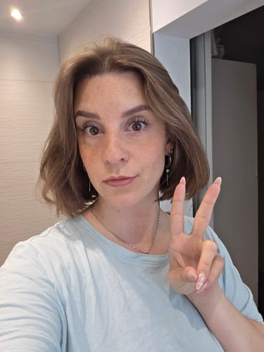 Reviewer's selfie wearing Bond for DIY-Lashes, showing a natural and dezent look with a V-sign hand gesture.
