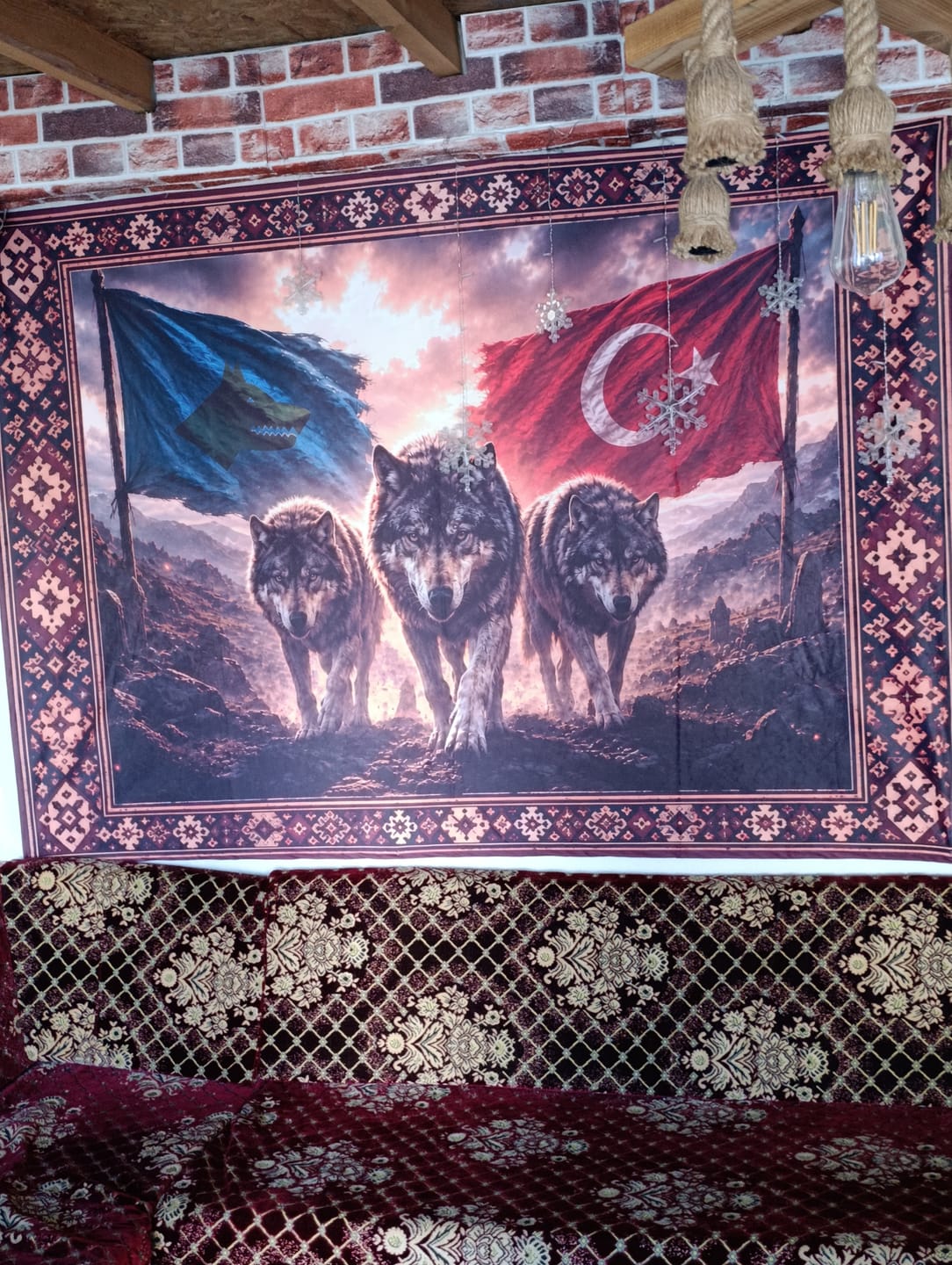 Customer photo review of Geçmişten Geleceğe Bozkurt Duvar Örtüsü