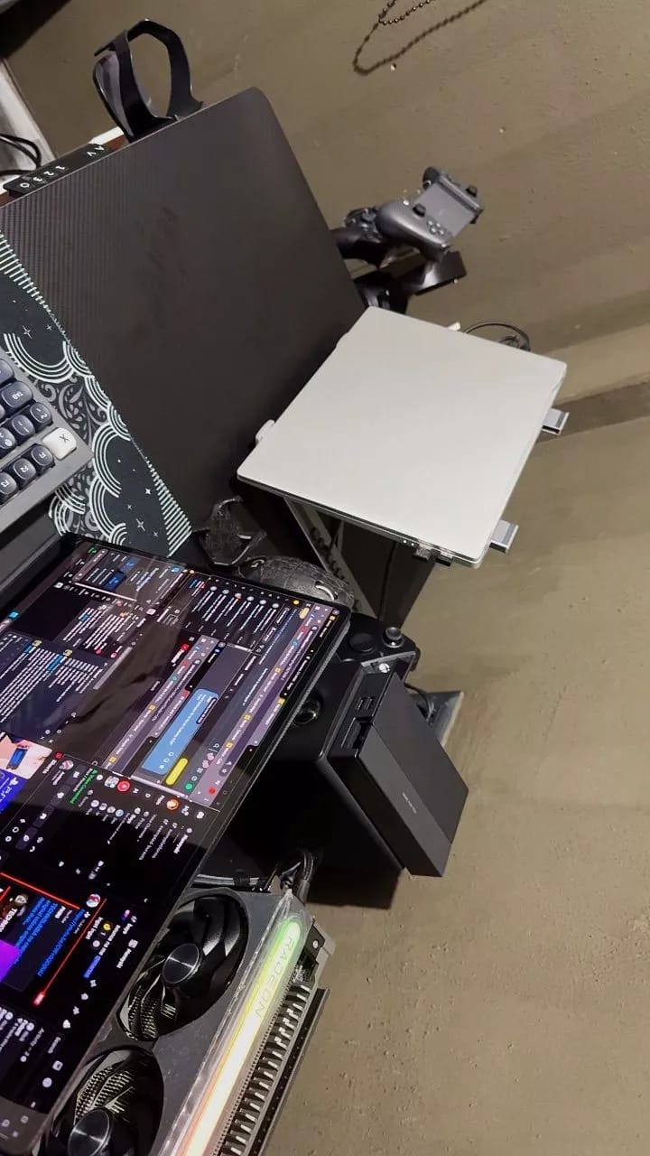 Customer photo review of 8 In 1 Foldable Laptop Docking Station Stand
