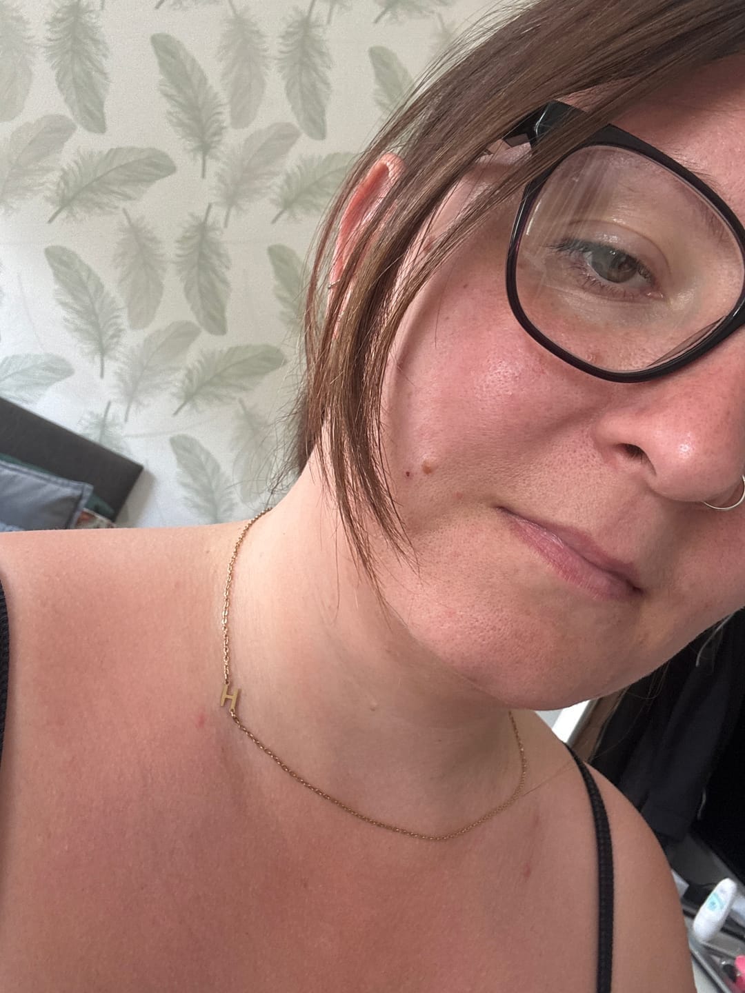 Customer photo review of Colar de Iniciais Laterais