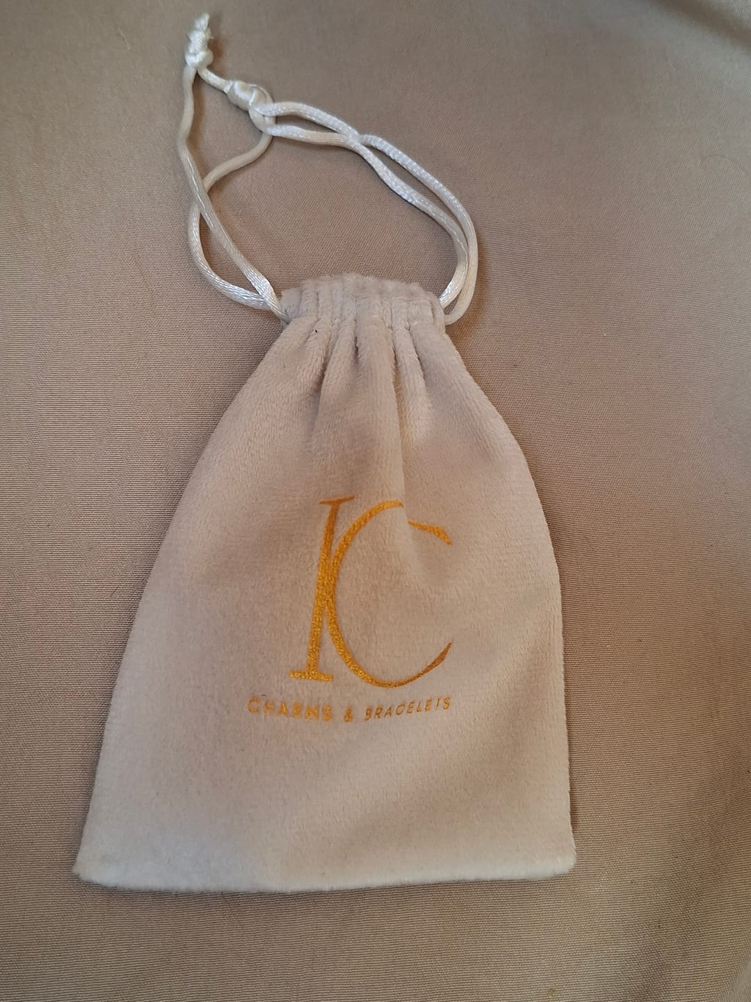 Customer photo review of Bolsa de Terciopelo