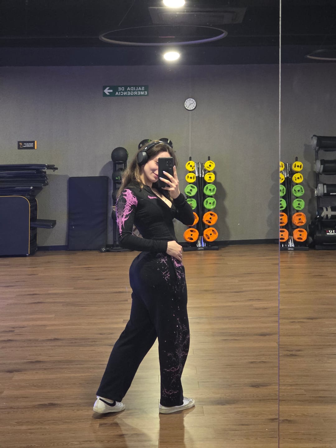 Customer photo review of Women's Shattered Blade Rhinestone Uncuffed Sweatpants [BLOSSOM PINK]