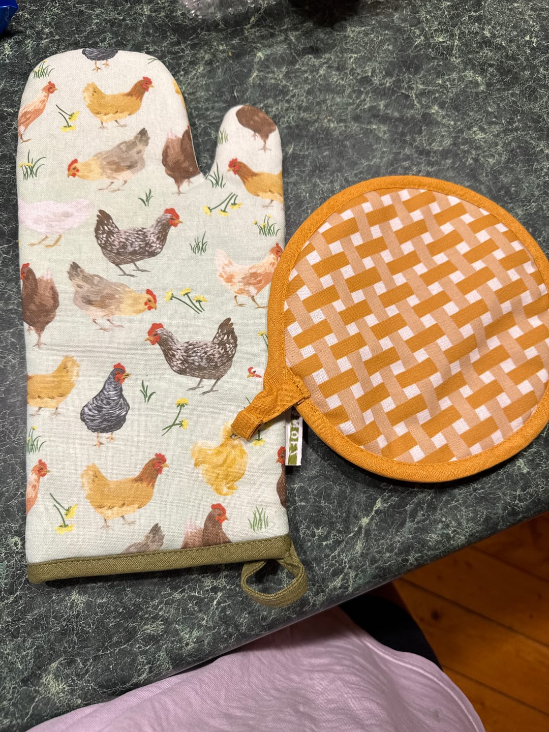 Customer photo review of Chickens Meadows Pot Holder Set