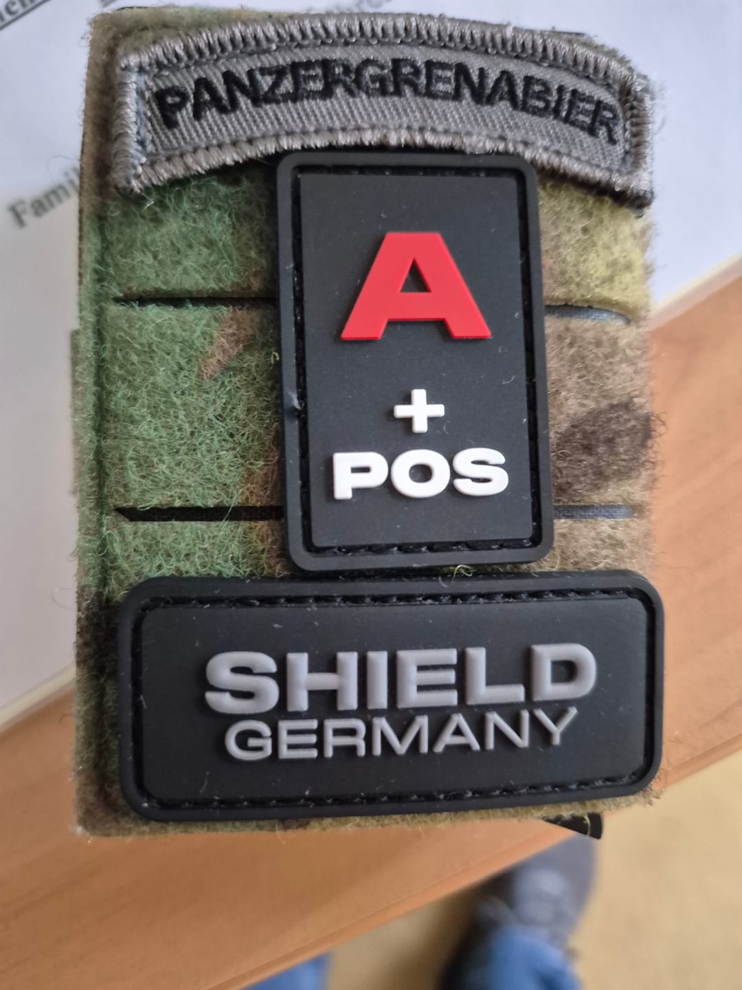 Customer photo review of Aluminium Kartenhalter mit Hakenklett - Schwarz