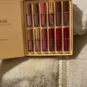 Customer photo review of Kit com 12 – Conjunto de Batons Líquidos Matte Hidratantes de Longa Duração
