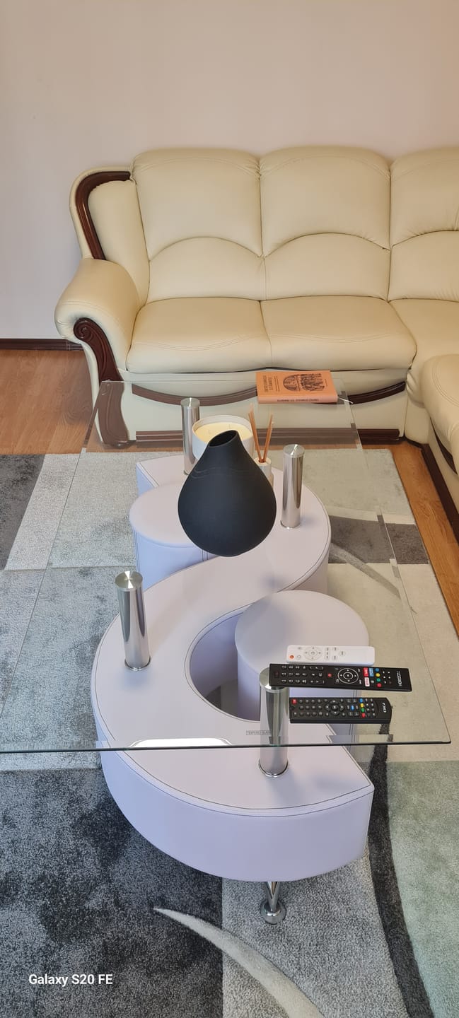 Customer photo review of Set masuta cu 2 taburete NINA 3, alb, sticla/otel, 130x70x55 cm
