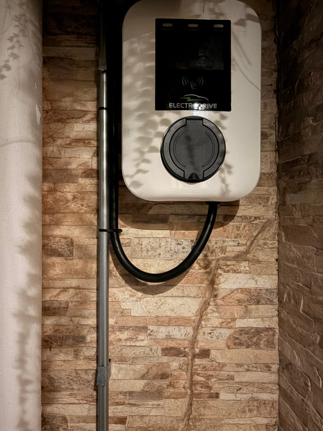 Customer photo review of Wallbox Cargador De Auto Eléctrico Electrodrive 7.4 kw