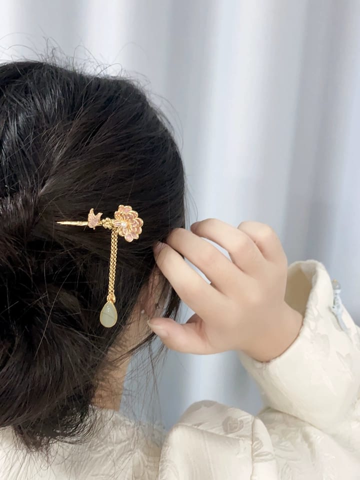 Customer photo review of Cloud Tresses Jade Blossom Hairpin