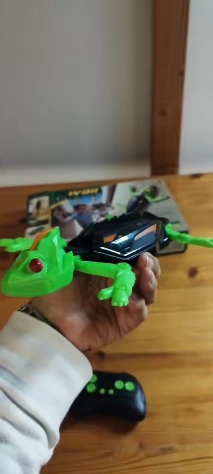 Customer photo review of GeckoCrawler™ – Wall, Ceiling & Floor RC Lizard