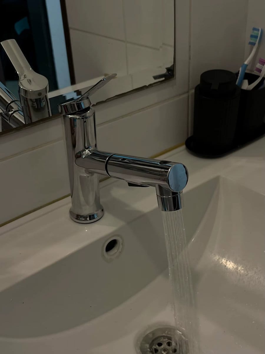 Customer photo review of Torneira Para Banheiro Monocomando Misturador 3 Funções Com Bica Extensível Inox 304
