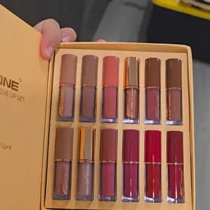 Customer photo review of Kit com 12 – Conjunto de Batons Líquidos Matte Hidratantes de Longa Duração