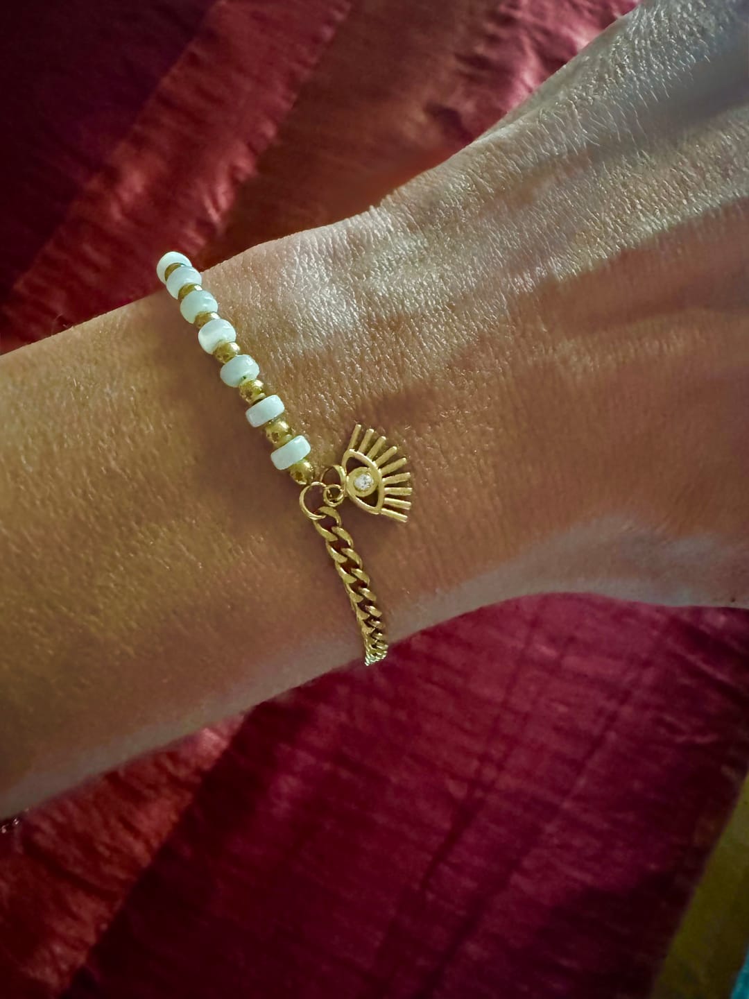 Customer photo review of Pulsera Mitad Cadena y Piedras Con Dije Ojo