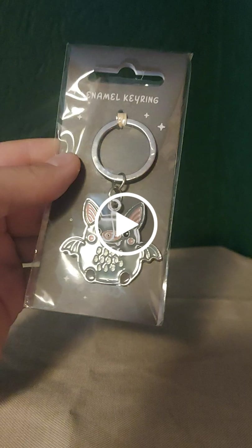 Customer video review of Fledermaus-Schlüsselanhänger – Kleiner Begleiter für Schlüssel & Tasche
