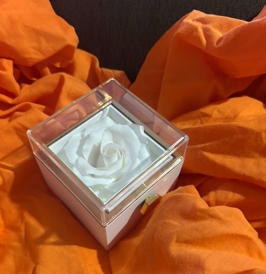 Customer photo review of Caja Regalo Rosa Eterna