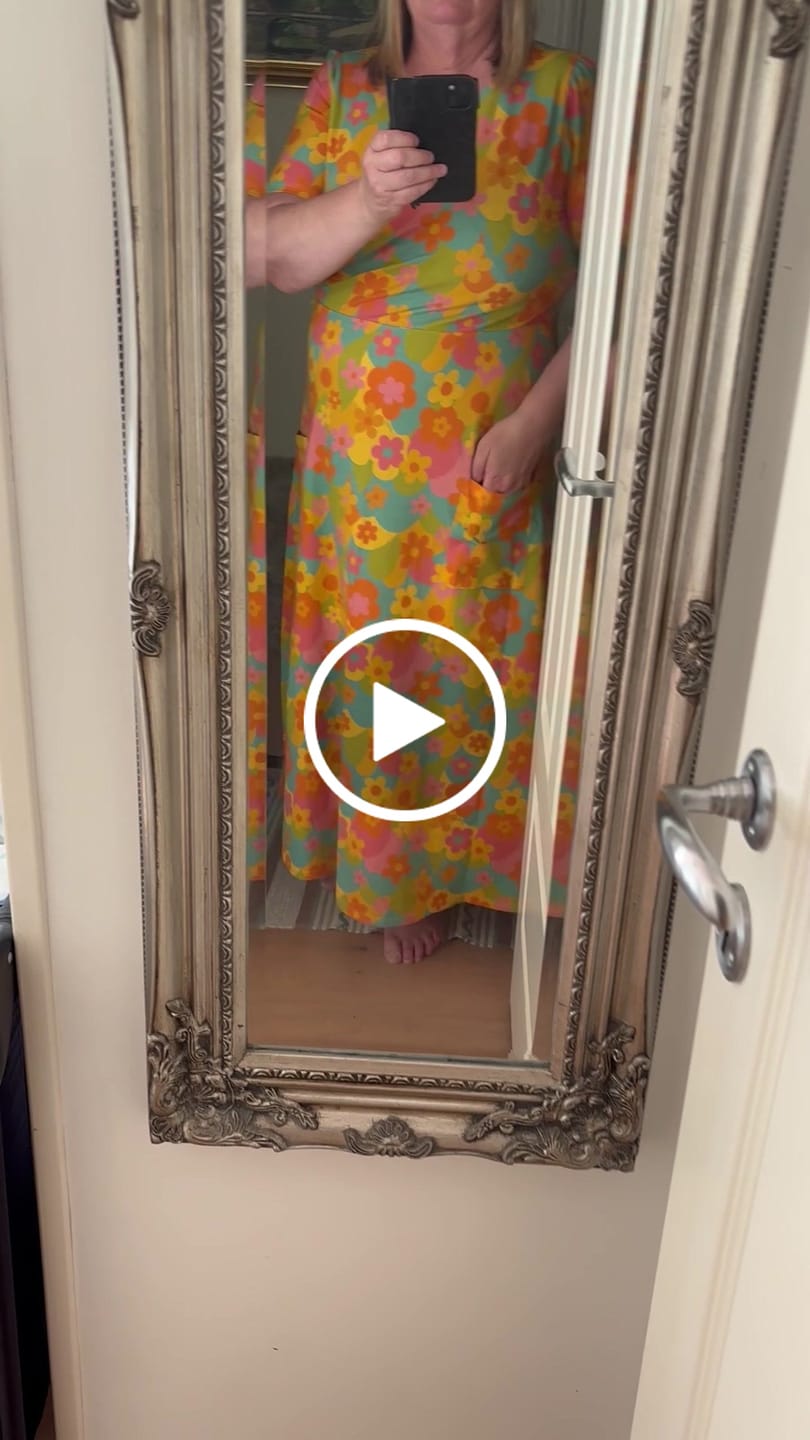 Customer video review of Långklänning Karamell | Rino