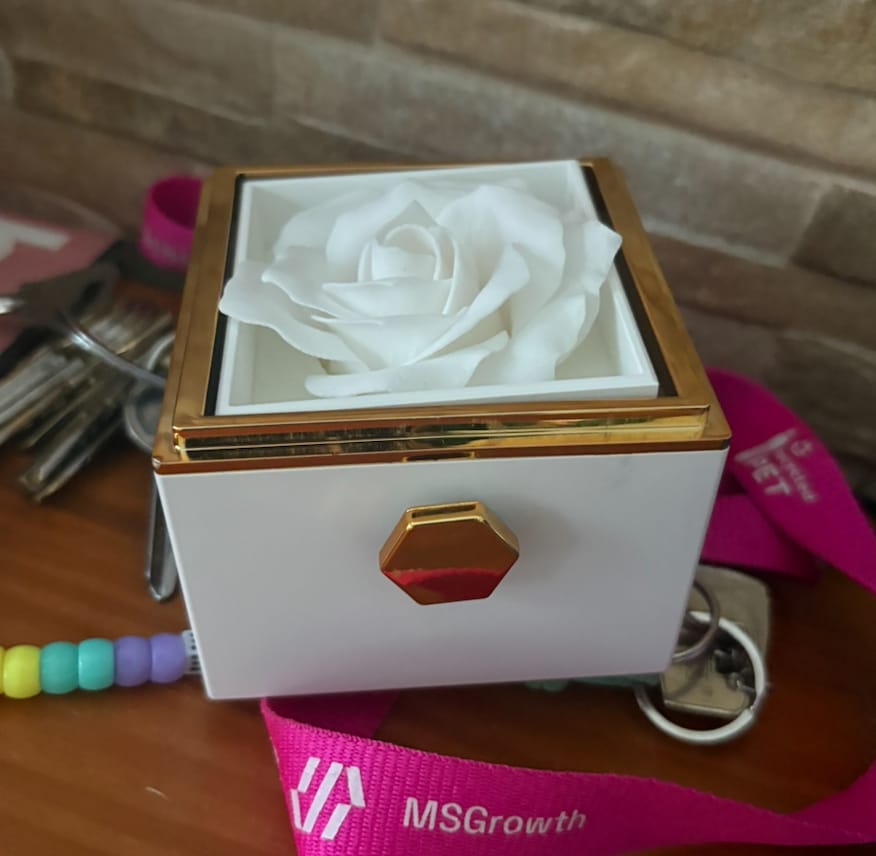 Customer photo review of Caja Regalo Rosa Eterna